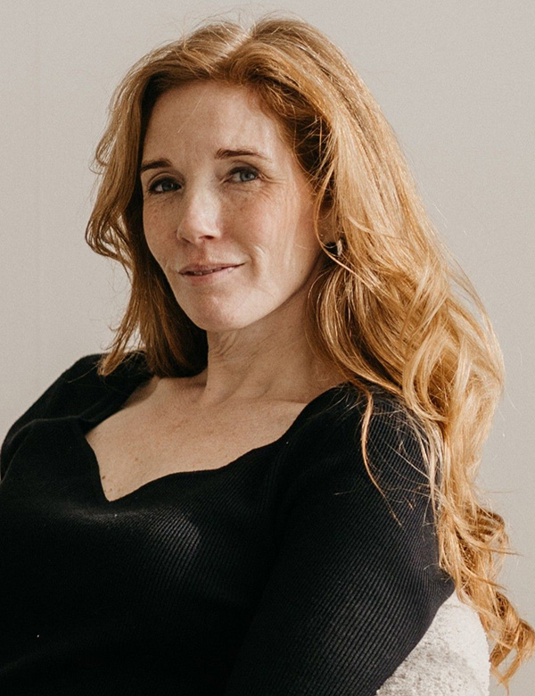 Vrouwelijk model met rood haar Le B.