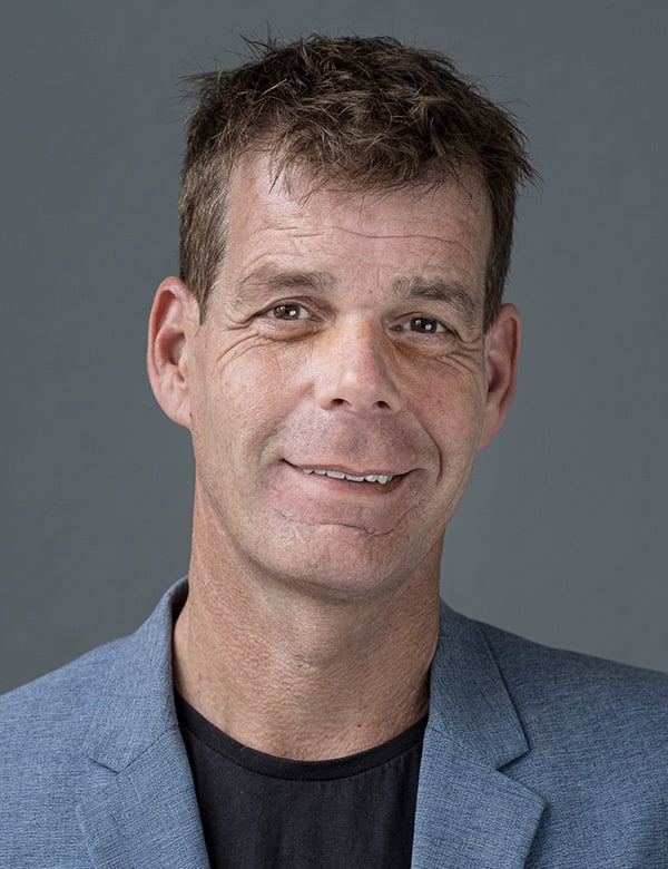 Mannelijk model met kort haar leander