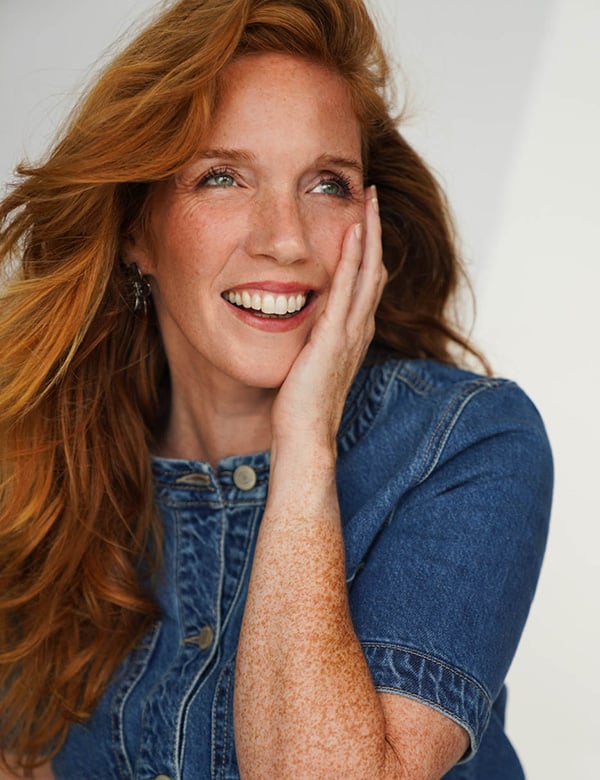 Vrouwelijk model met lang rossig haar Leandra B.