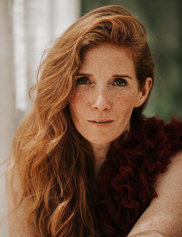 Vrouwelijk model met lang rossig haar Leandra B.