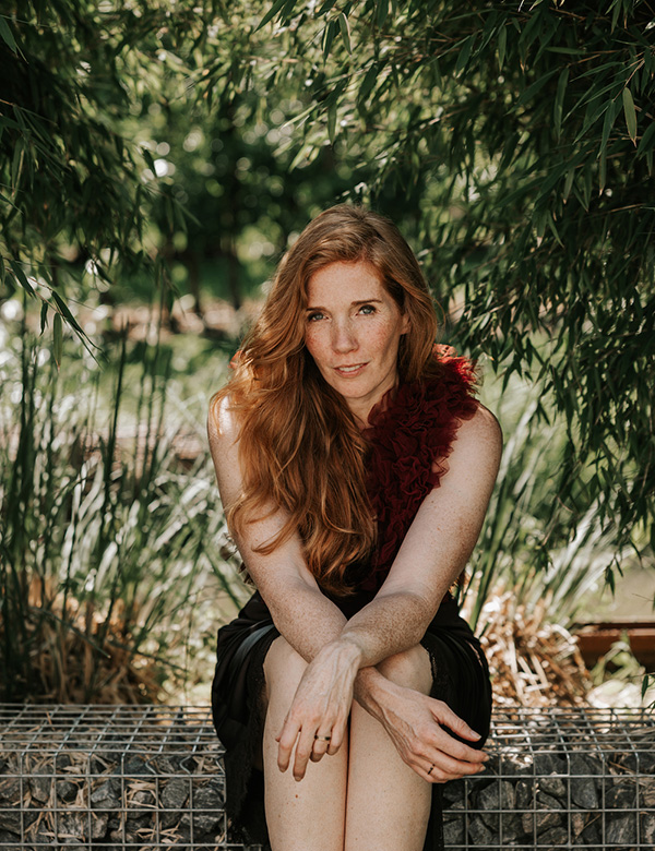 Vrouwelijk model met lang rossig haar Leandra B.