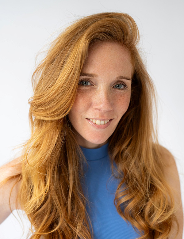Vrouwelijk model met lang rossig haar leandra b.