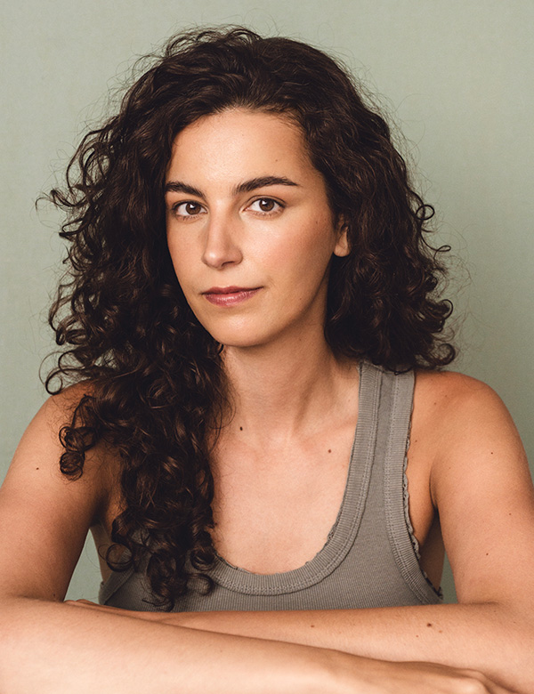 Vrouwelijk model met bruin krullend haar Leila Jane