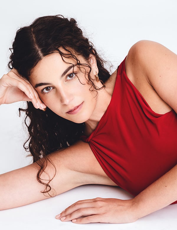 Vrouwelijk model met bruin krullend haar Leila Jane