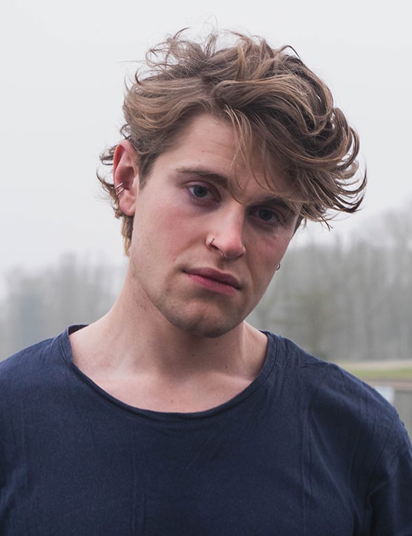 Mannelijk model met donkerblond haar leonard v.