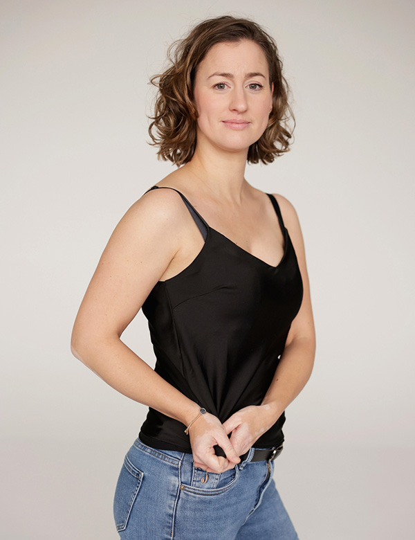 Vrouwelijk model met donkerbruin haar Leonie L.