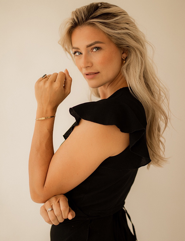 Vrouwelijk model met blond haar Leonie