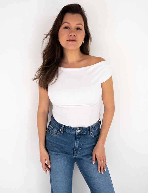 vrouwelijk model met bruin haar Léonne.
