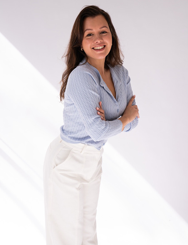 vrouwelijk model met donker haar Léonne.