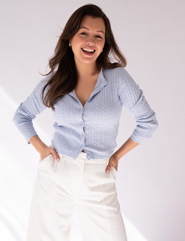 vrouwelijk model met donker haar Léonne.