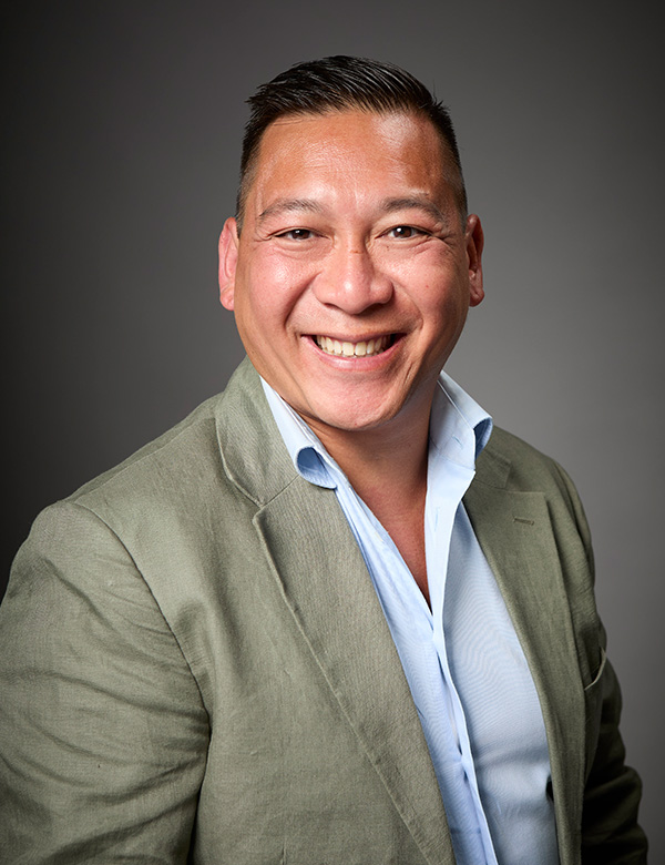 mannelijk model met donker haar Lesley.