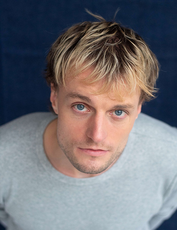 Mannelijk model met halflang blond haar Levi O.