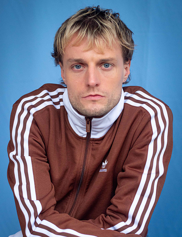 Mannelijk model met halflang blond haar Levi O.