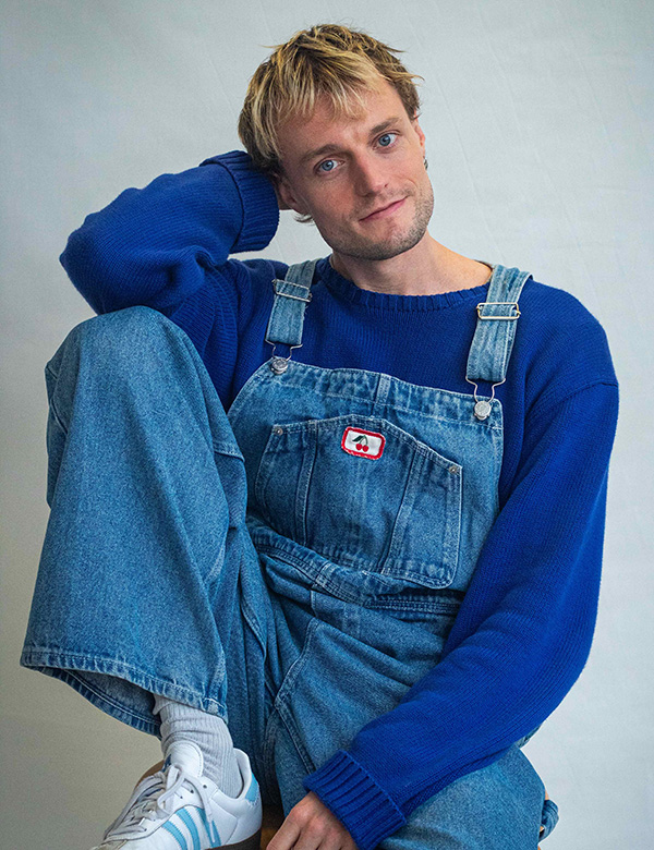 Mannelijk model met halflang blond haar Levi O.
