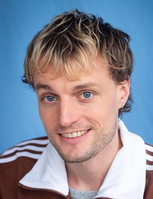 Mannelijk model met halflang blond haar Levi O.