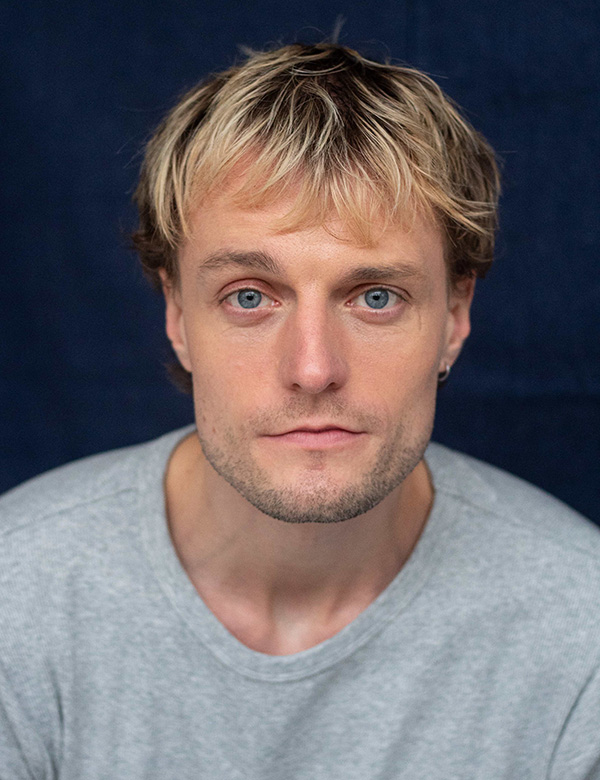 Mannelijk model met halflang blond haar Levi O.