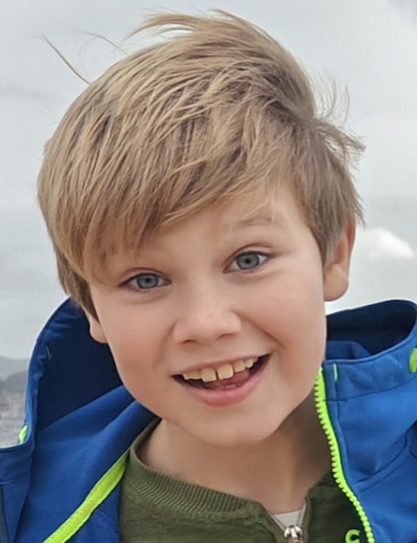 Kindermodel met blond haar lewis