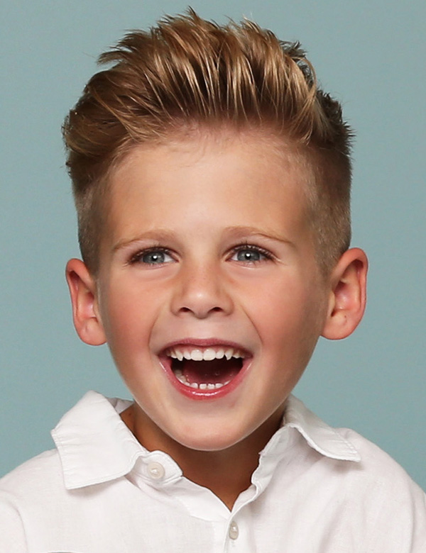 Kindermodel met blond haar liam