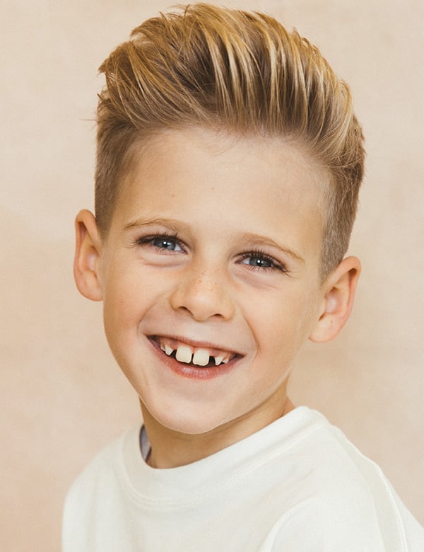 Kindermodel met blond haar liam h.