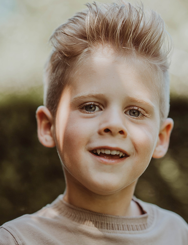 Kindermodel met blond haar liam h.