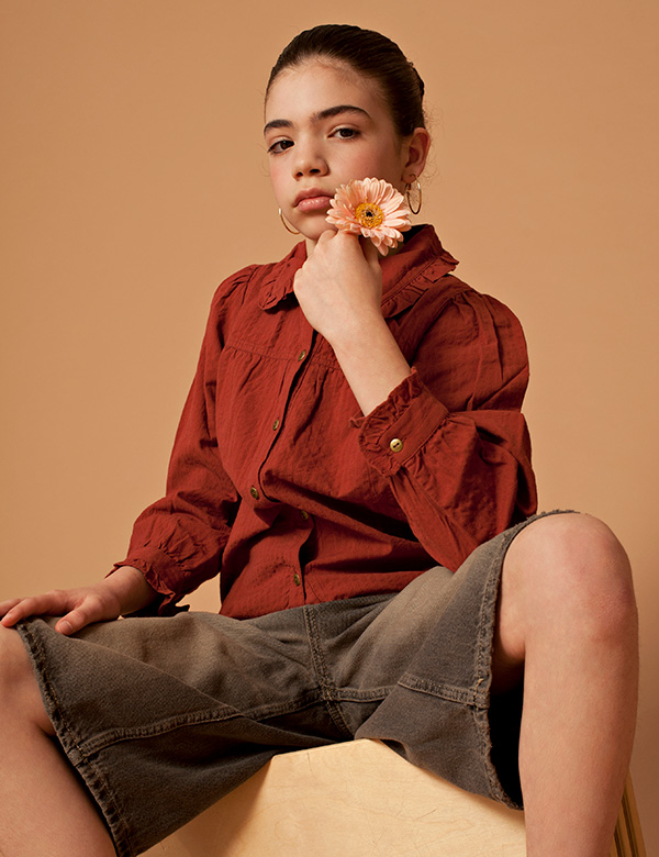 Kinderlijk model met bruin krullend haar Lianne G.