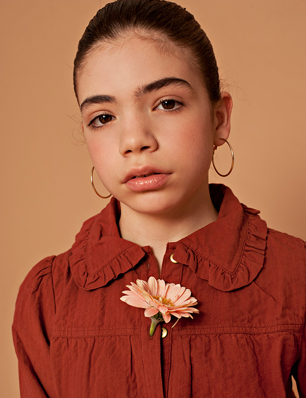 Kinderlijk model met bruin krullend haar Lianne G.