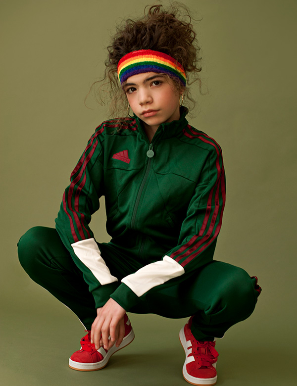 Kinderlijk model met bruin krullend haar Lianne G.