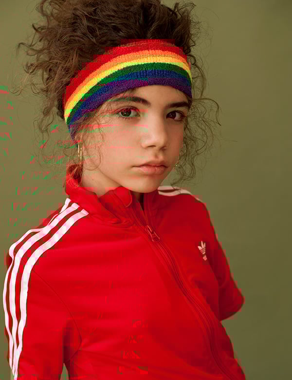 Kinderlijk model met bruin krullend haar Lianne G.