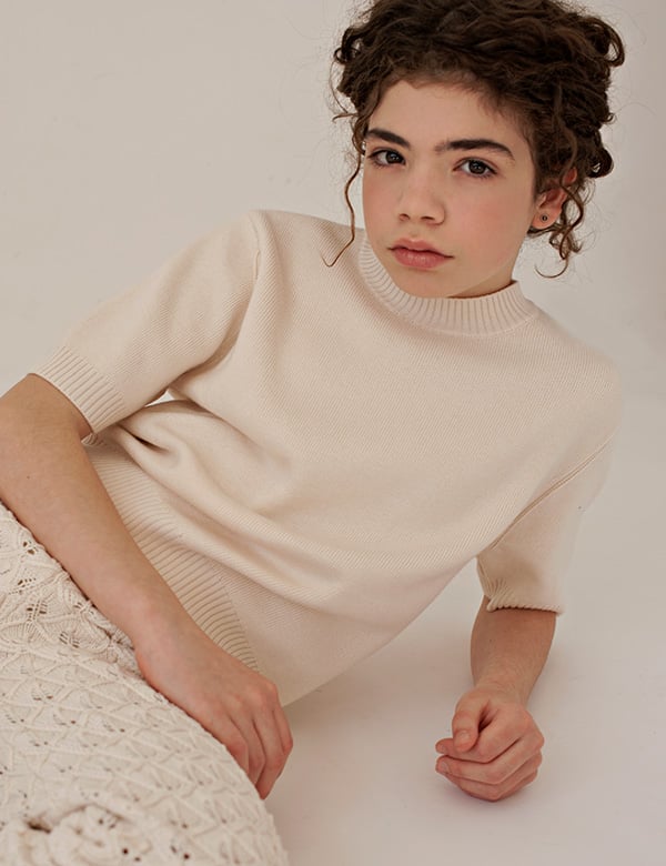 Kinderlijk model met bruin krullend haar Lianne G.