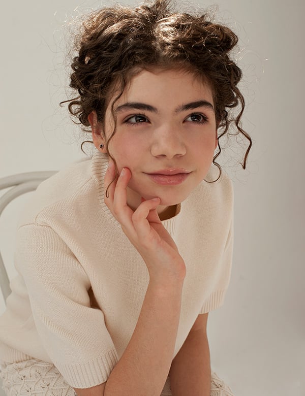 Kinderlijk model met bruin krullend haar Lianne G.