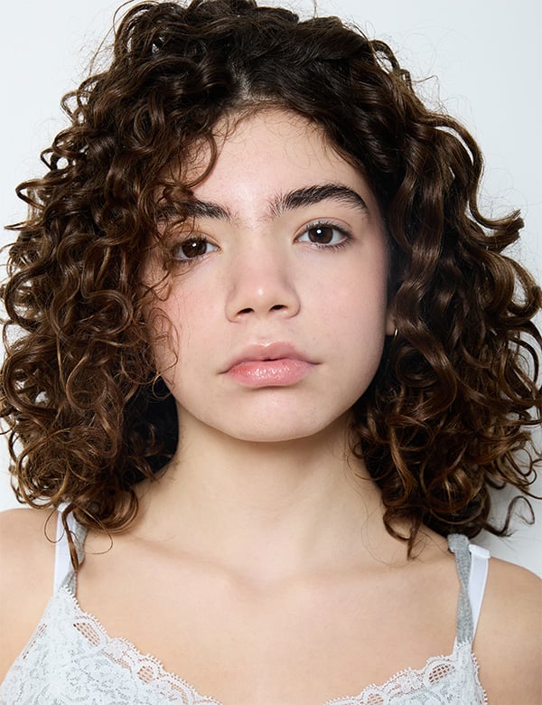 Kinderlijk model met bruin krullend haar lianne g.