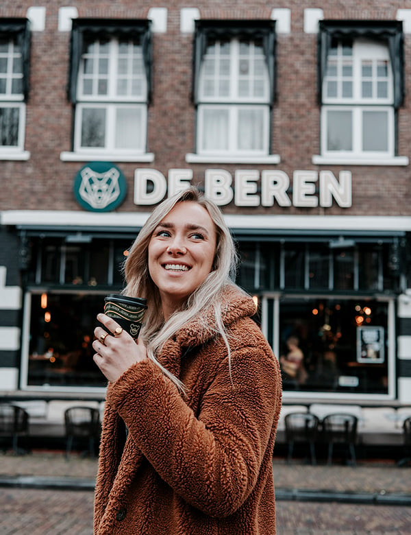 Vrouwelijk model lang blond haar Lies