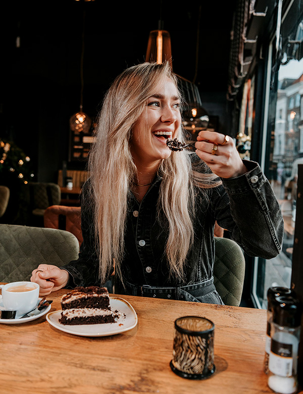 Vrouwelijk model lang blond haar Lies