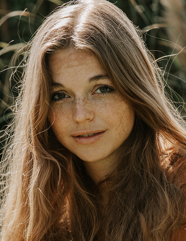 Vrouwelijk model lang haar lieske