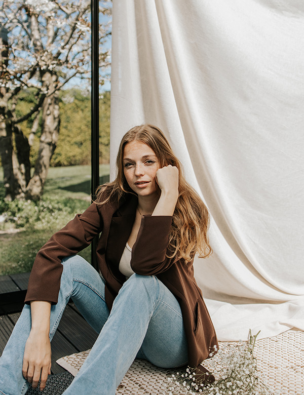 Vrouwelijk model lang haar Lieske