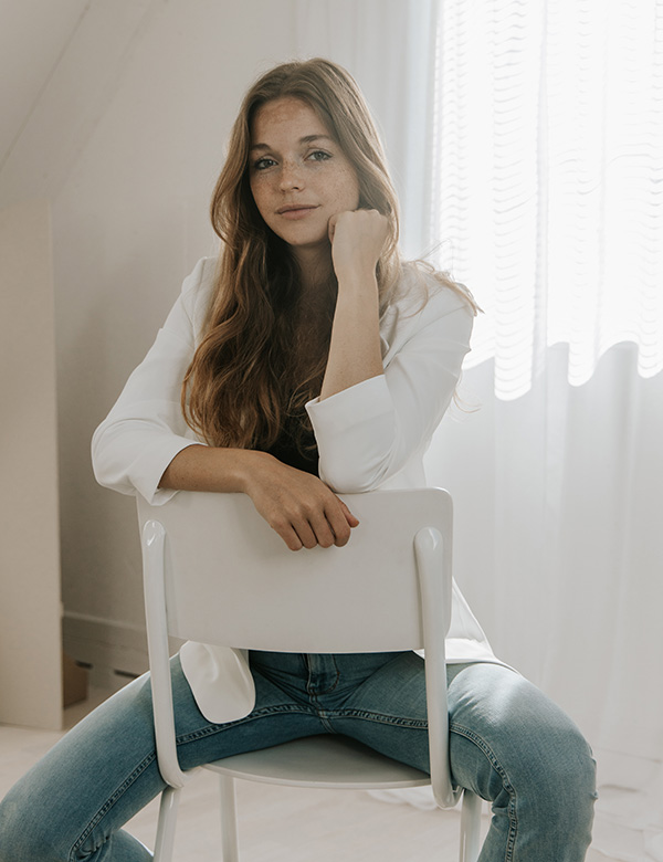 Vrouwelijk model lang haar Lieske