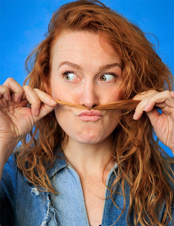 Vrouwelijk model rood haar Lili