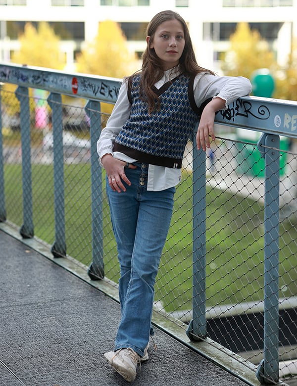 Tienermodel met lang haar Lina