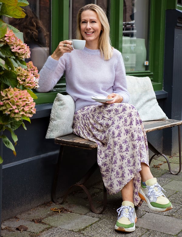 Vrouwelijk model met met blond haar Linda