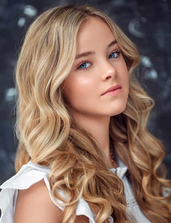 Kindermodel met blond haar Linde