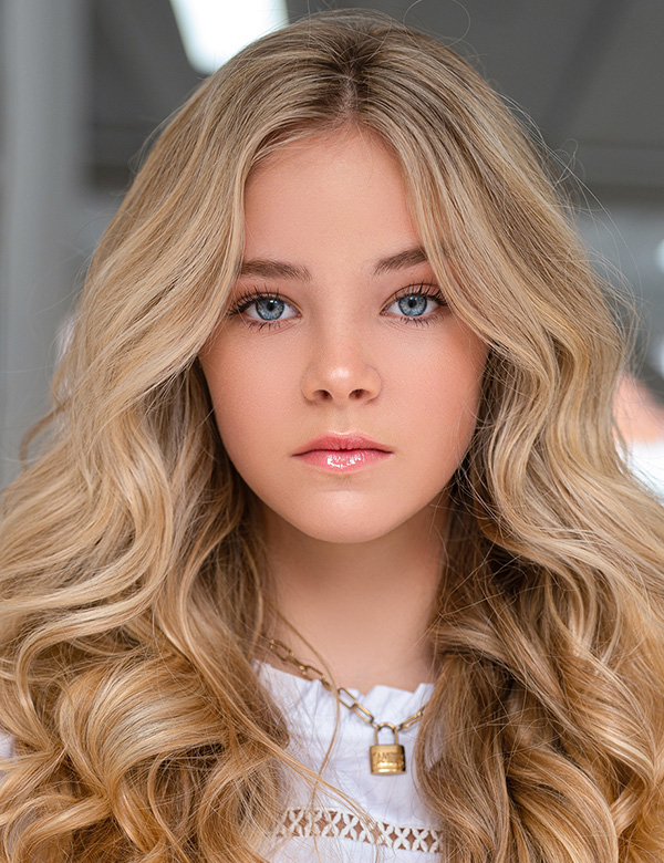 Kindermodel met blond haar linde