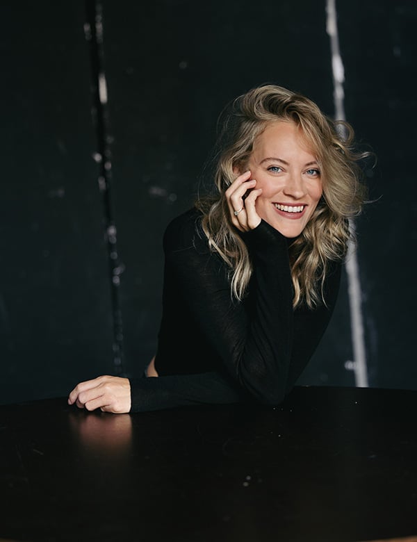 Vrouwelijk model met blond haar en blauwe ogen Lisa