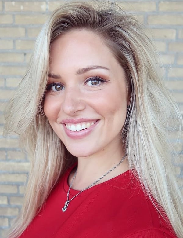 Vrouwelijk model met blond haar lisa