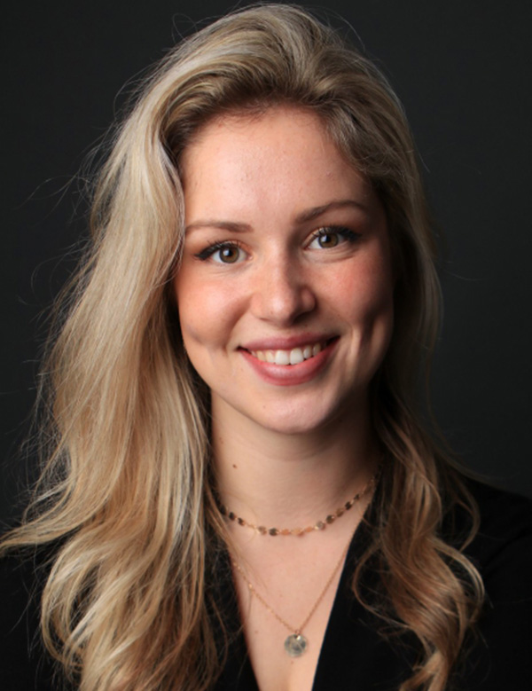 Vrouwelijk model blond haar lisa