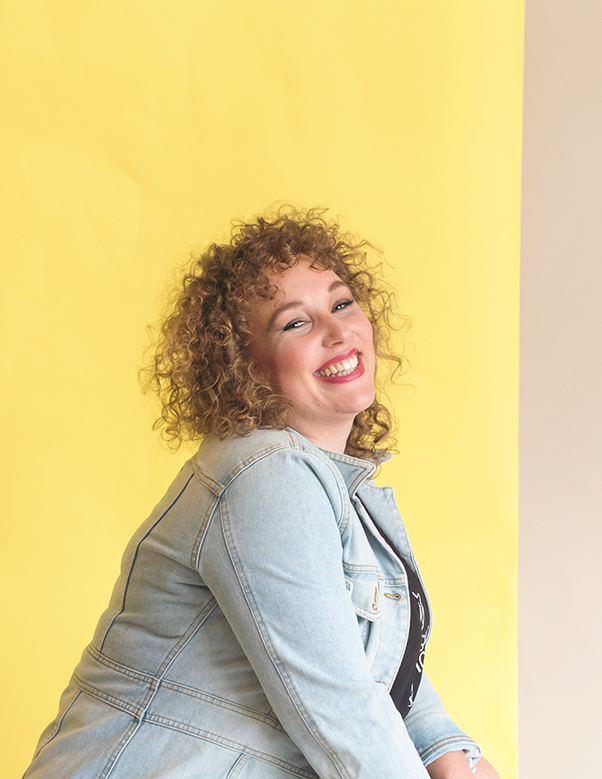 Vrouwelijk model met blond krullend haar Lisanne