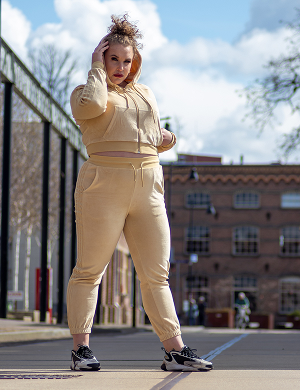 Vrouwelijk model met blond krullend haar Lisanne
