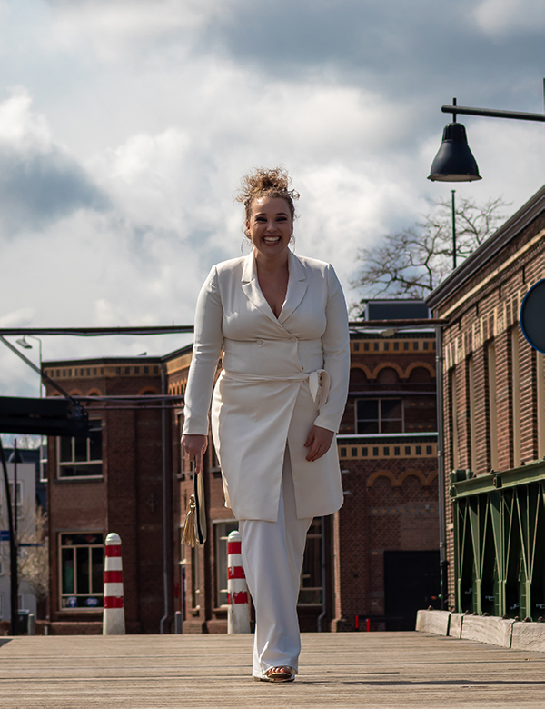 Vrouwelijk model met blond krullend haar Lisanne