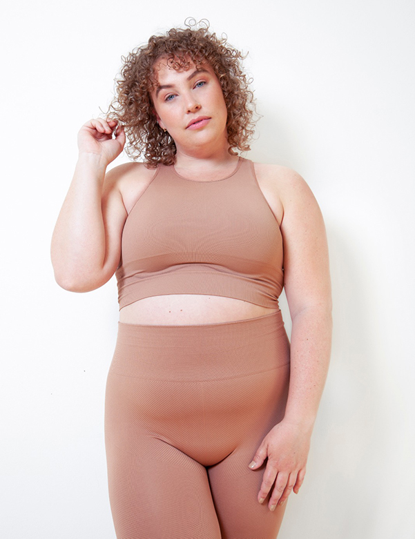 Vrouwelijk model met blond krullend haar Lisanne