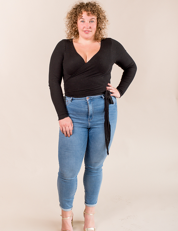 Vrouwelijk model met blond krullend haar Lisanne
