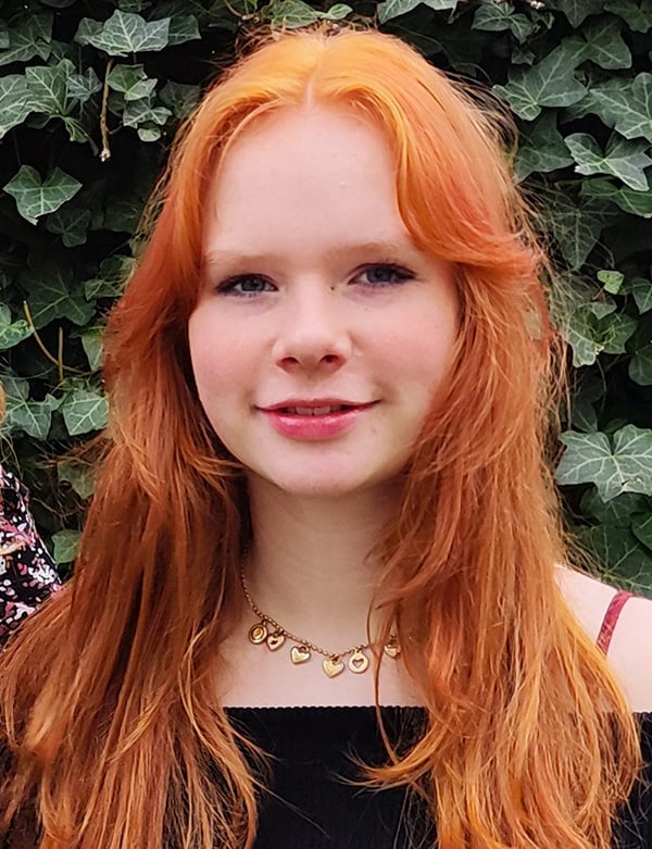 Kinderlijk model met rood haar lise n.